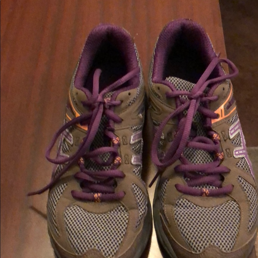 Tennis shoes